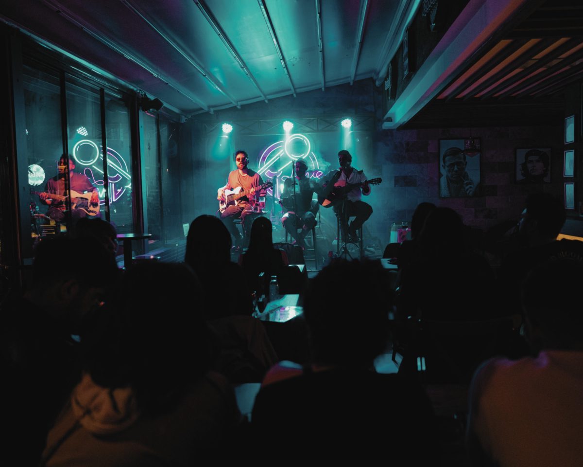 Cuma, Cumartesi Akşamları Neruda Sahne'de Canlı Performans Sanatçılarımızla Birlikte Şarkılarımızı Söylüyoruz. Lütfen Yerinizi Ayırtın.